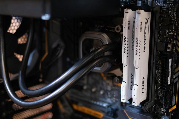 Quels sont les critères pour choisir une souris de jeu avec capteur optique de haute précision ?