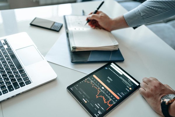 Comment les entreprises de marketing digital peuvent-elles utiliser les données comportementales pour améliorer la segmentation client?